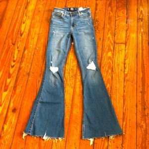 Hollister High Rise Flare Jeans. EXCELLENT condition. 00L (W23/L33)